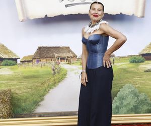 Premiera serialu 1670! Herman w gorsecie, kwiecista Dębska i Byczkowska w białych majtkach