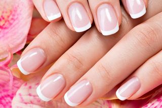  Kobieto po 50-tce. Oto najmodniejszy manicure na Sylwestra. Jeszcze zdążysz pomalować paznokcie. Postaw na ten lakier do paznokci, a koleżanki zzielenieją z zazdrości