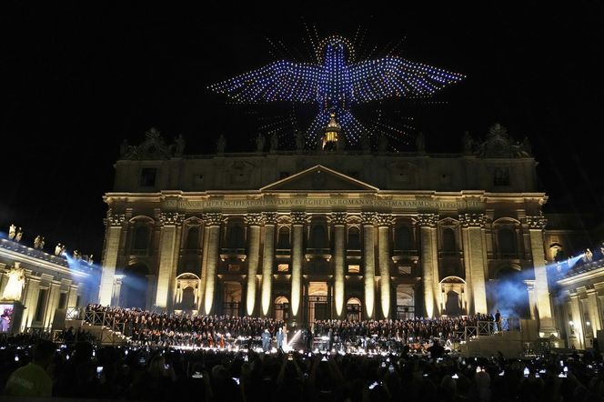 Tysiące dronów nad Bazyliką św. Piotra! Zobacz, co stało się w Watykanie