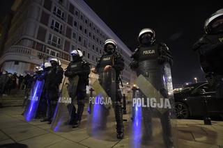 Warszawa: Demonstranci szarpali się z policjantami. Mundurowi donoszą do sanepidu i sądu