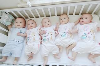 Pięcioraczki urodzone w Poznaniu szykują się do pierwszych urodzin. Wszędzie ich pełno