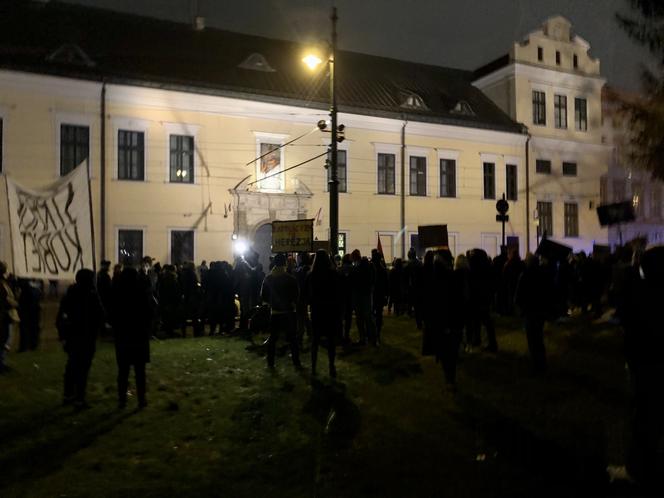 Protest przeciwko kardynałowi Stanisławowi Dziwiszowi w Krakowie