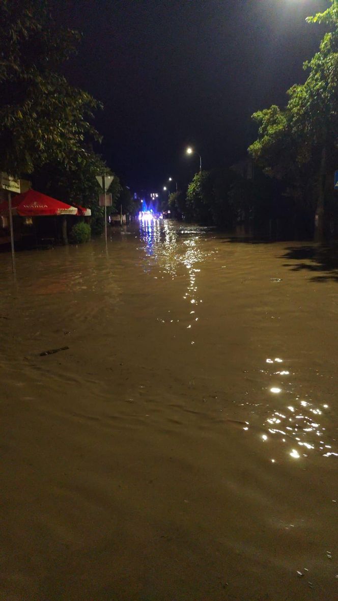 Zalane ulice, woda w budynkach. Dramatyczna sytuacja w Suchaczu i Tolkmicku