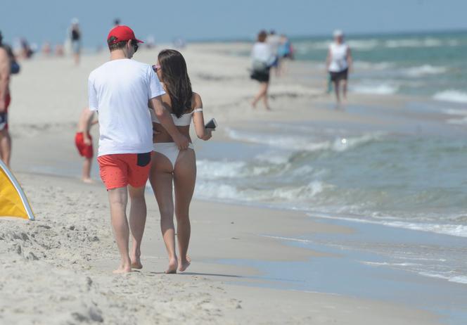 Antek Królikowski i Julia Wieniawa wypoczywają na plaży w Juracie