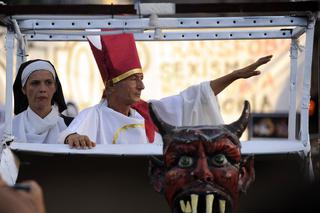 PAPIEŻ Benedykt XVI w HISZPANII: Na ulicach wojna o papieża