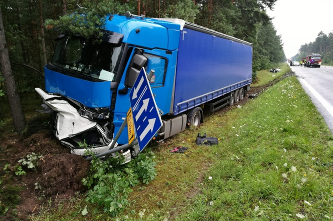 Tragiczna śmierć na drodze niedaleko Bolesławca. Ciężarówka rozerwała audi na pół