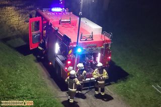 Ewakuacja pasażerów pociągu w Wielkanoc przed stacją w Bąkowie