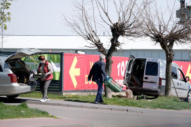 Marszałek Karczewski robi zakupy na bazarku