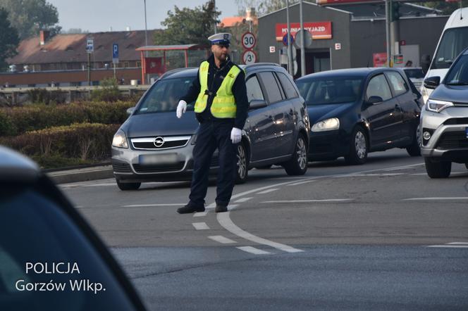 Policjanci pomagają kierowcom po nawałnicy, która przeszła przez Gorzów