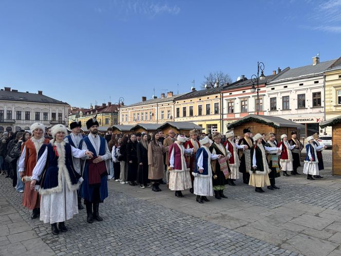 Maturzyści z Nowego Sącza zatańczyli poloneza na Rynku 