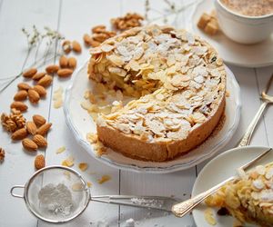 Ciasto migdałowe z kremem waniliowym. Urzeka smakiem od pierwszego kęsa 