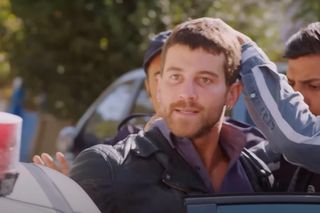 Cihan zostaje aresztowany, a lekarze ratują Hulyę.