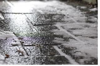 Drogi i chodniki jak lodowiska. IMGW ostrzega przed gołoledzią i marznącym deszczem