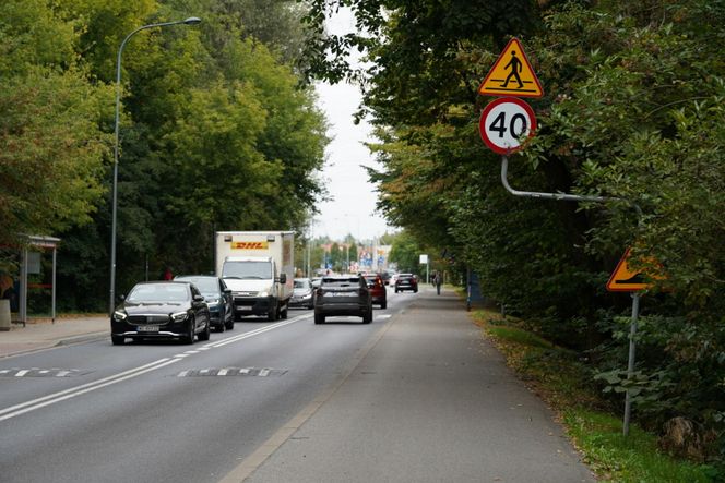 Drogowcy montują progi zwalniające na ul. Vogla. Rok temu rozpędzone BMW z trzema mężczyznami wbiło się tu w drzewo i spłonęło