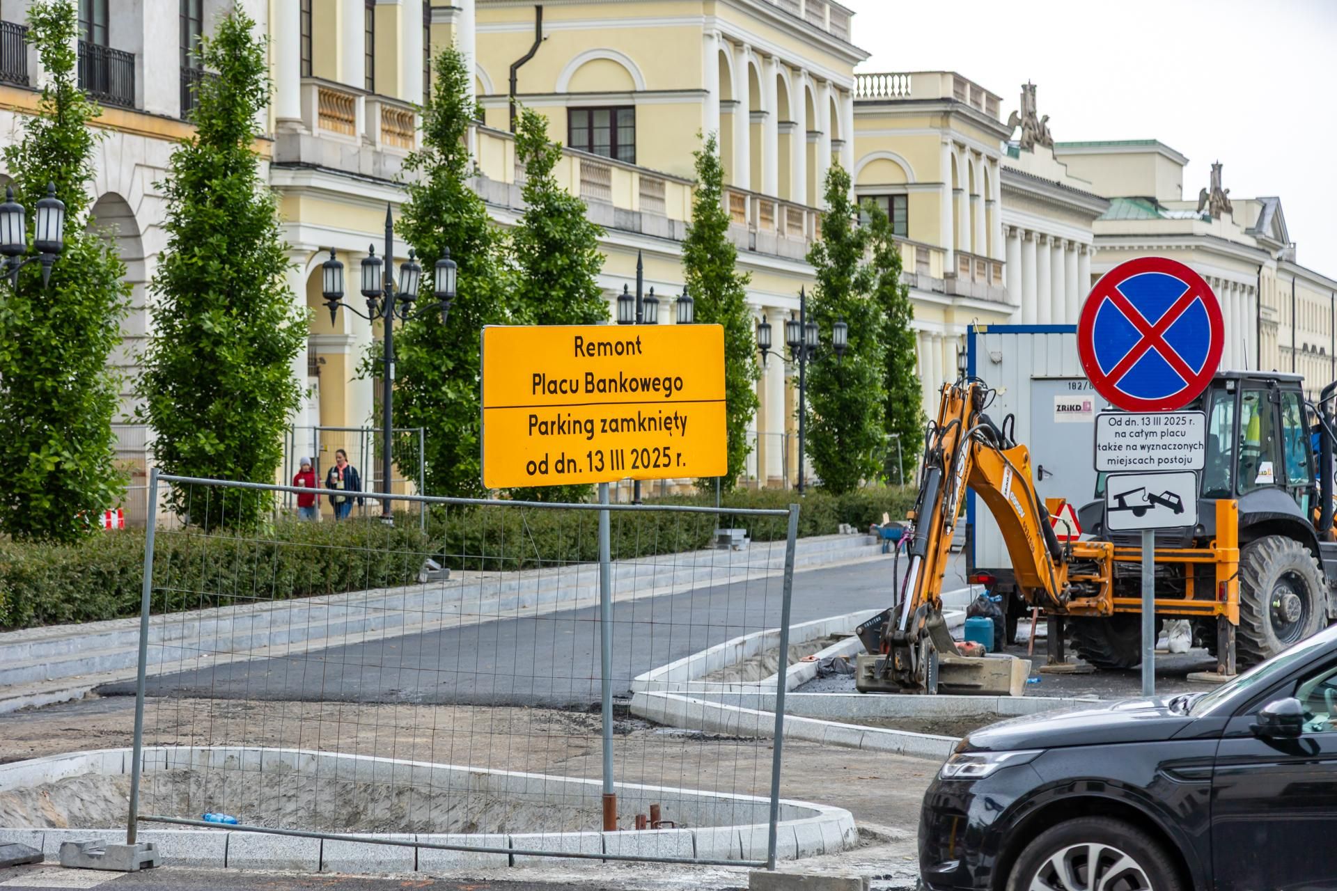 Sadzenie zieleni na placu Bankowym w maju 2025 r.