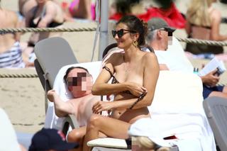 Top modelka Kamila Szczawińska opala się w Sopocie 