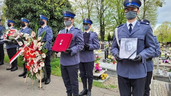 Pogrzeb policjanta z Raciborza. Tłumy przed kościołem. Ostatnie pożegnanie Michała Kędzierskiego