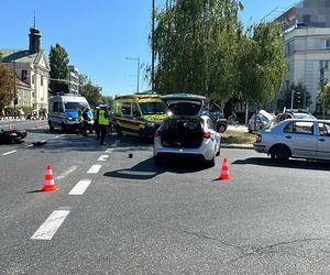 Koszmarny wypadek w Śródmieściu. Dwie osoby ranne, droga zablokowana