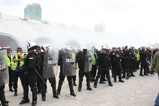 Siłowe wejście komornika do hali KDT 21.07.2009