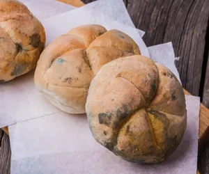 Bułki z pleśnią w sklepie znanej sieci. Miały być „zdatne do spożycia”