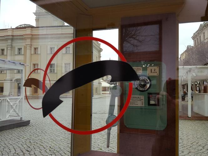 Przy wejściu na Rynek w Lesznie stanęła budka telefoniczna