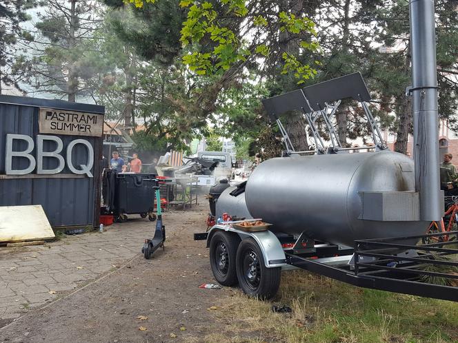 Wielkie straty i sprzątanie po pożarze restauracji Pastrami Summer w Lesznie