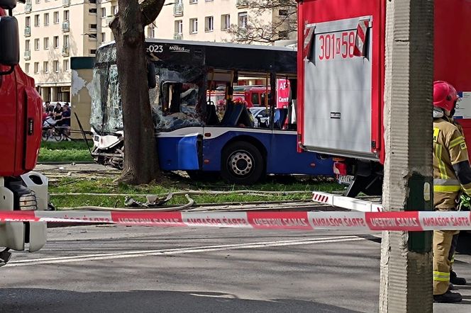 Autobus uderzył w drzewo. Koszmarny wypadek w Krakowie 