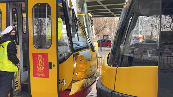 Zderzenie tramwajów na rondzie Starzyńskiego są ranni. Nie było karetek