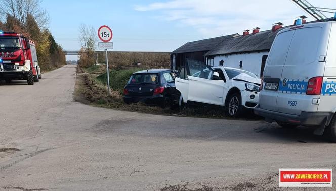 BMW zderzyło się z peugeotem. Widok jest przerażający, są poszkodowani