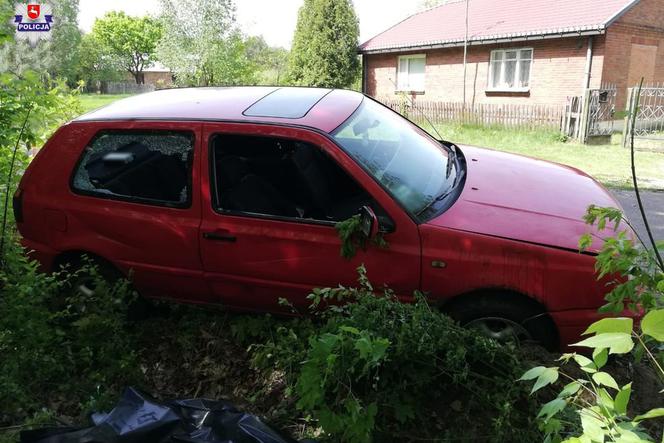 Bełcząc: PRZERAŻAJĄCY wypadek. Kierowca WYPADŁ z auta. 40-latek ZGINĄŁ na miejscu