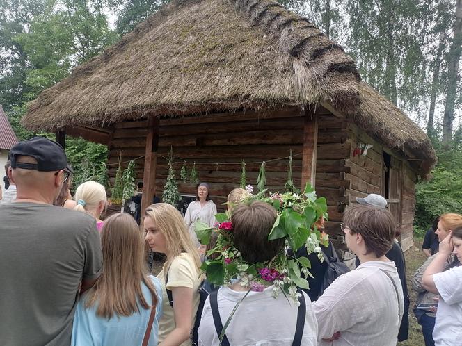 Tak wyglądała noc świętojańska w lubelskim skansenie! Wicie wianków i wrzucanie ich do wody [ZDJĘCIA]