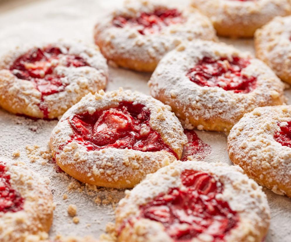Drożdżówki z truskawkami - pyszota w starym, dobrym stylu