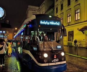 Świąteczny tramwaj wyjechał na krakowskie tory, a w nim Święty Mikołaj!