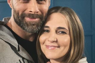 Pierwsza miłość na planie. Marta (Honorata Witańska), fałszywy ksiądz Bruno/ Łukasz Mejer (Konrad Jałowiec)