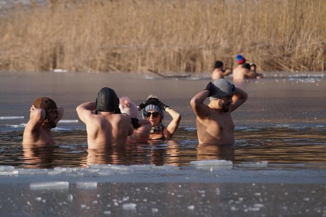 Lodowata woda im niestraszna! Za nami kolejne morsowanie w Pieckach pod Bydgoszczą