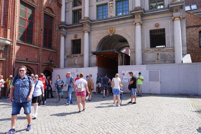 Tłumy turystów w Gdańsku. Ulice pękają w szwach