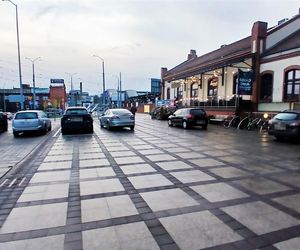 Samowolka przed szczecińskim dworcem. Z ładnego placu zrobił się dziki parking