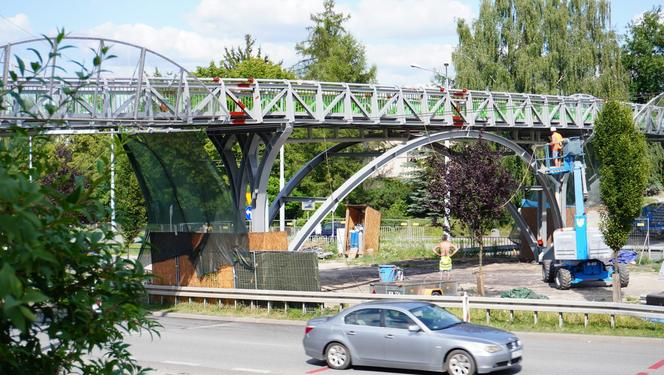 Lublin. Kładka wróciła na swoje miejsce. Jak wygląda konstrukcja nad ulicą Filaretów? Mamy ZDJĘCIA!