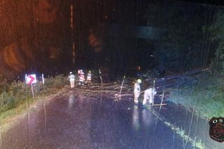 Blisko 20 zerwanych dachów po nocnych burzach w Małopolsce. Strażacy interweniowali ponad 400 razy