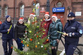 Pod Komendą Miejską Policji w Olsztynie stanęła oryginalna choinka. Każdy może ją rozebrać [ZDJĘCIA]