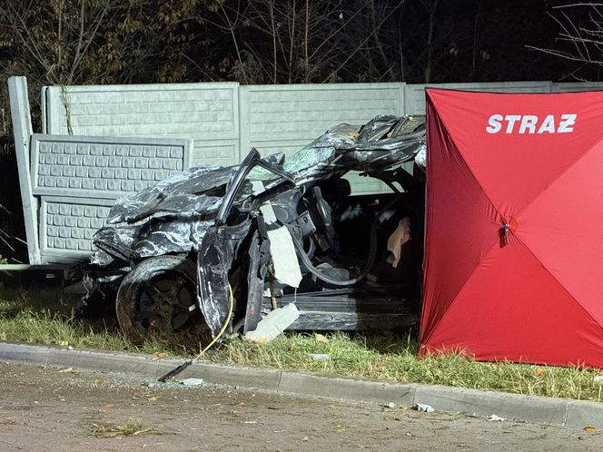 Tragiczny wypadek w Woli Mrokowskiej. Audi uderzyło w betonowe ogrodzenie. Zginął młody kierowca