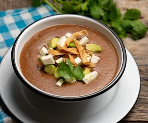 Ta zupa wygląda jak brązowa breja? Nie daj się zmylić - smakuje tak dobrze, jak kiepsko wygląda