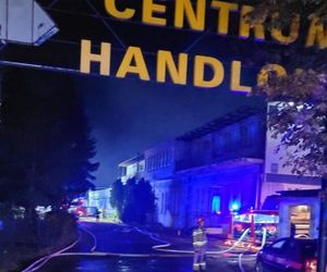 Potężny pożar parku trampolin we Włocławku