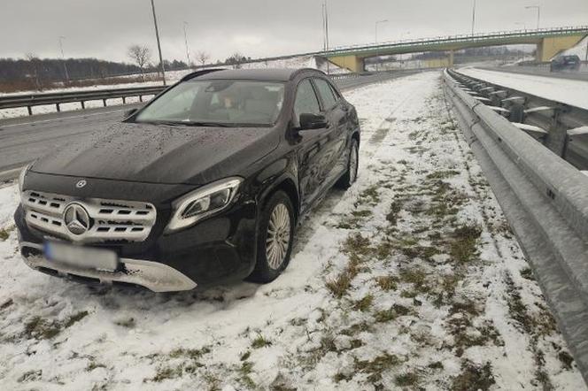 Wypadek na S7 pod Olsztynkiem. Samochód wjechał w bariery ochronne