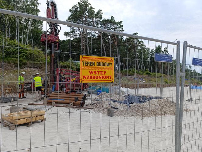 Badanie geologiczne na plaży w Lubiatowie. Budowa elektrowni jądrowej w gminie Choczewo