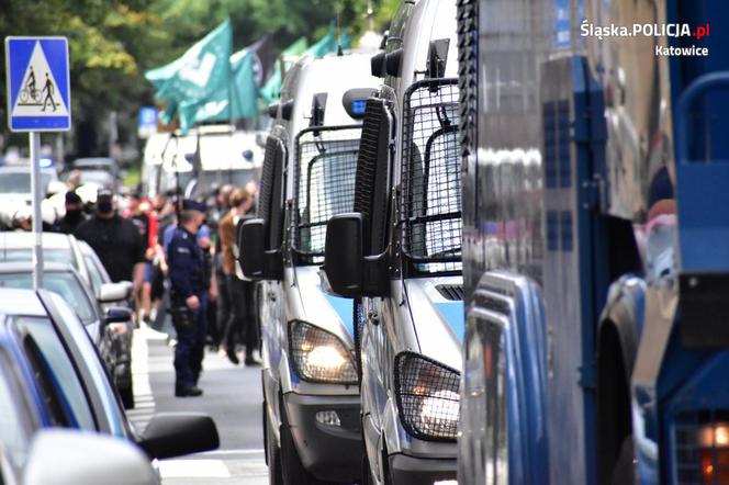 Katowice: Policjanci wśród nacjonalistów. Tajemnicza akcja służb na marszu! 