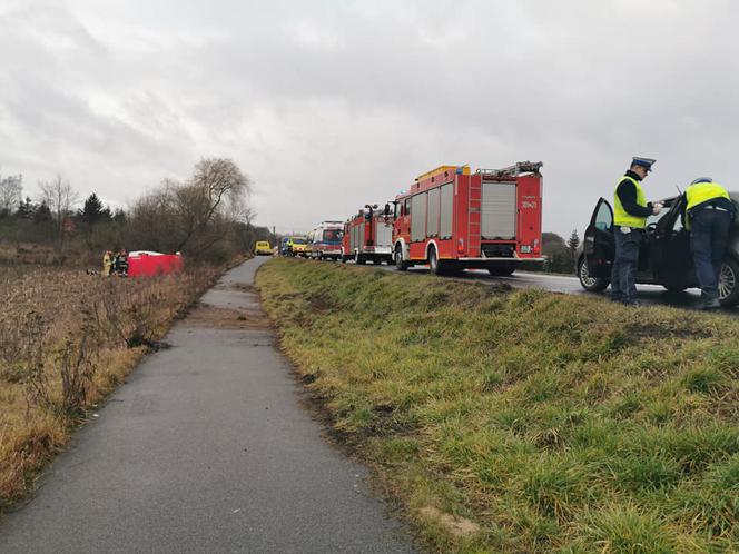 Dramat na drodze. Po dachowaniu auta nie żyje pasażerka. Kierowca trafił do szpitala 