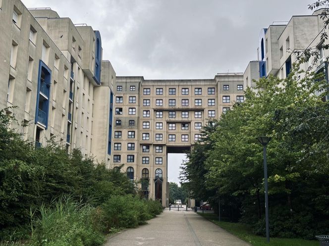 Picasso's Arenas. Budynek mieszkalny położony w Noisy-le-Grand pod Paryżem