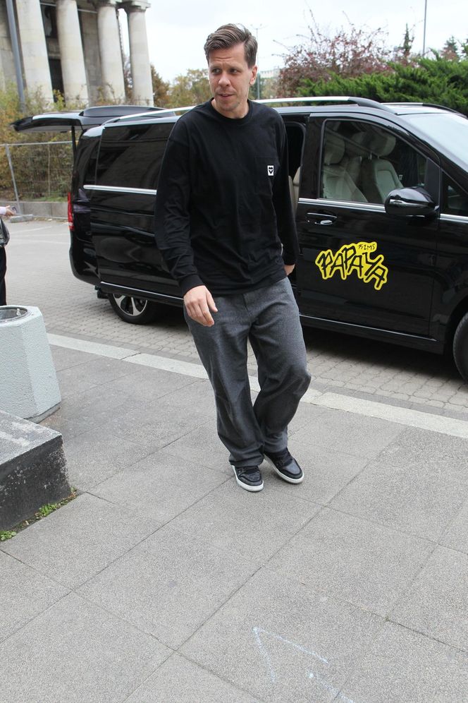 Wojciech Szczęsny z dziećmi na premierze filmu o sobie