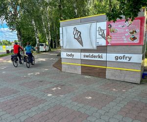 Papieros w jednej ręce, kradziona biżuteria - w drugiej. Beztroski złodziej w rękach policji